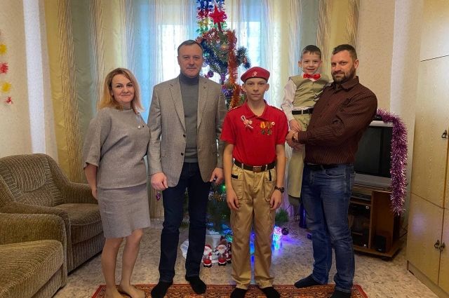Олег Димов дарит новогодние подарки многодетной семье. 