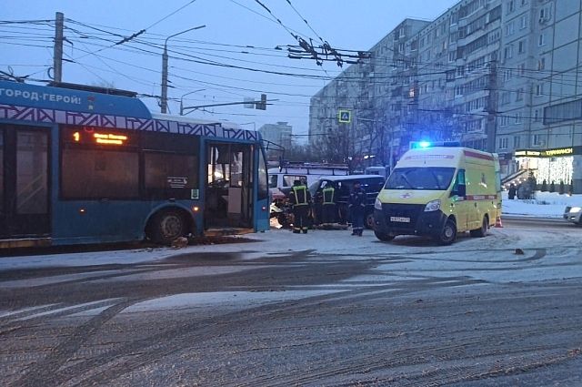 В Туле на перекрестке улиц Октябрьской и Пузакова произошло страшное ДТП