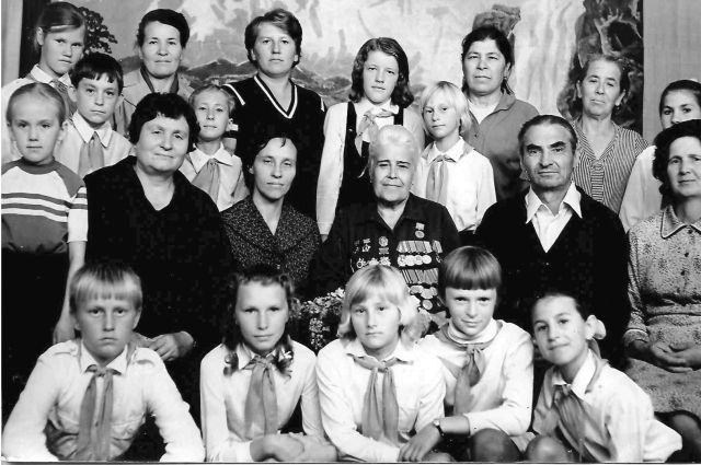 Герой Великой Отечественной войны Анна Никулина на встрече с учениками и педагогами школы родной станицы.