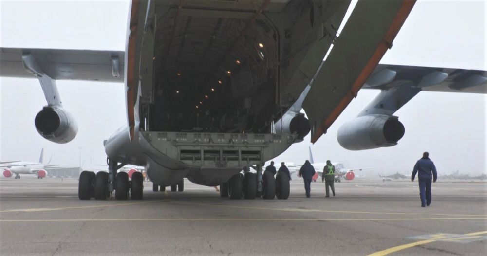 Самолёт военно-транспортной авиации Минобороны России на аэродроме «Алматы» в Казахстане