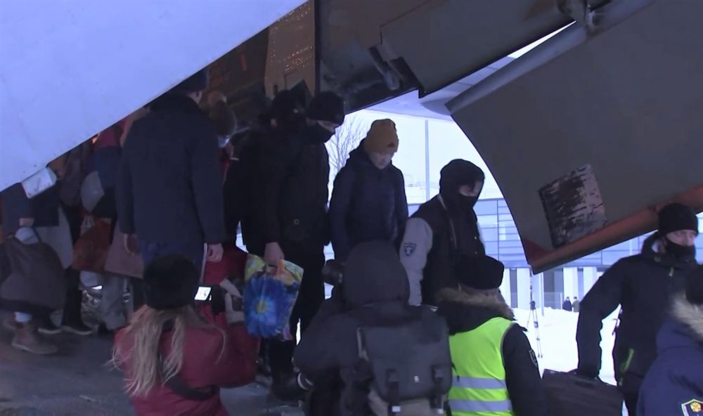 Граждане России, эвакуированные из Республики Казахстан, на аэродроме Чкаловский в Московской области