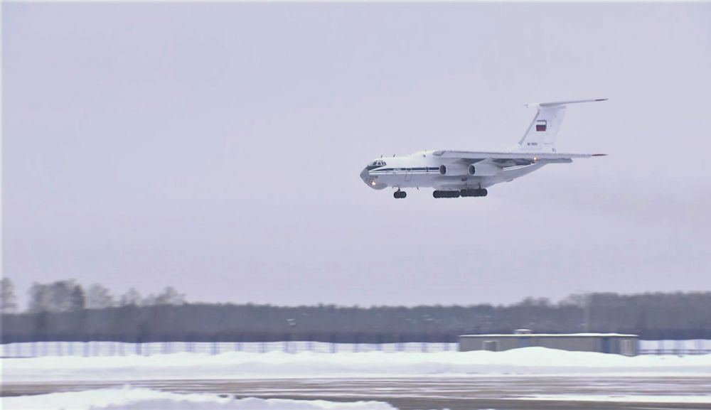 Самолёт военно-транспортной авиации Минобороны России, доставивший из Республики Казахстан граждан России, на аэродроме Чкаловский в Московской области