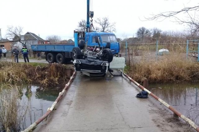 В Краснодарском крае погиб водитель упавшей в канал с водой «Лады»