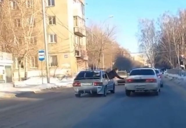 В Новосибирске водители ВАЗов устроили разборки как в голливудских боевиках