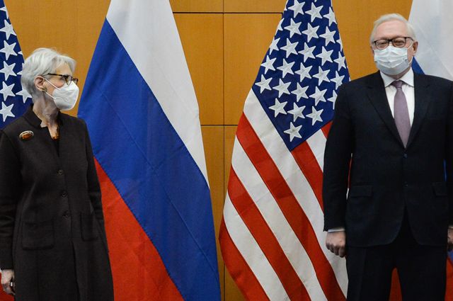 Заместитель министра иностранных дел РФ Сергей Рябков и первый заместитель госсекретаря США Уэнди Шерман во время двусторонних переговоров по безопасности между США и Россией в Женеве.