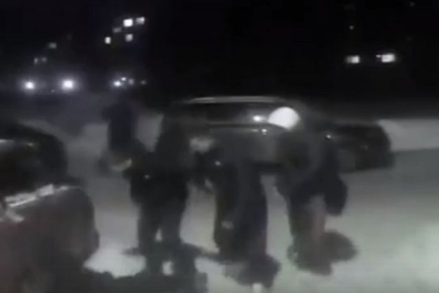 В Новосибирске на видео попала массовая драка у подъезда