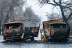 Сожжённые грузовые автомобили на улице в Алма-Ате