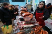 Продажа мяса на продовольственном рынке в Киеве. Продукты на Украине постоянно дорожают. 