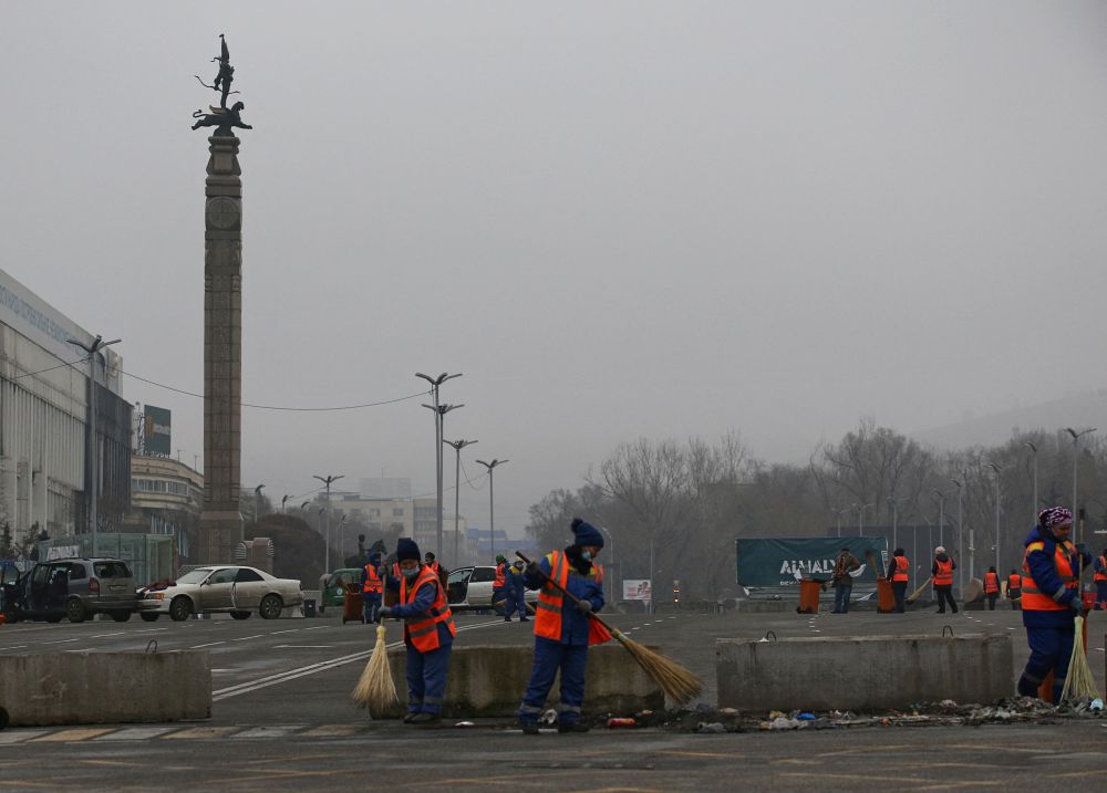  Уборка последствий беспорядков в Алма-Ате