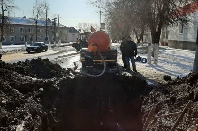 В Волгограде продолжаются работы на водоводе в Тракторозаводском районе