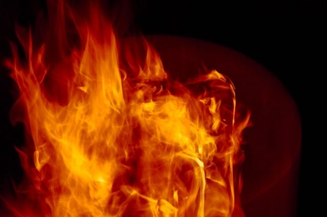 Возле школы Новотроицка загорелся автомобиль