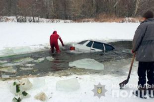 Под Полтавой мужчина «загнал» в реку свое авто и напился на берегу