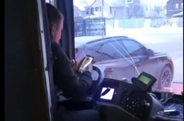 В Новосибирске водителя троллейбуса №7 обвинили в просмотре TikTok за рулём