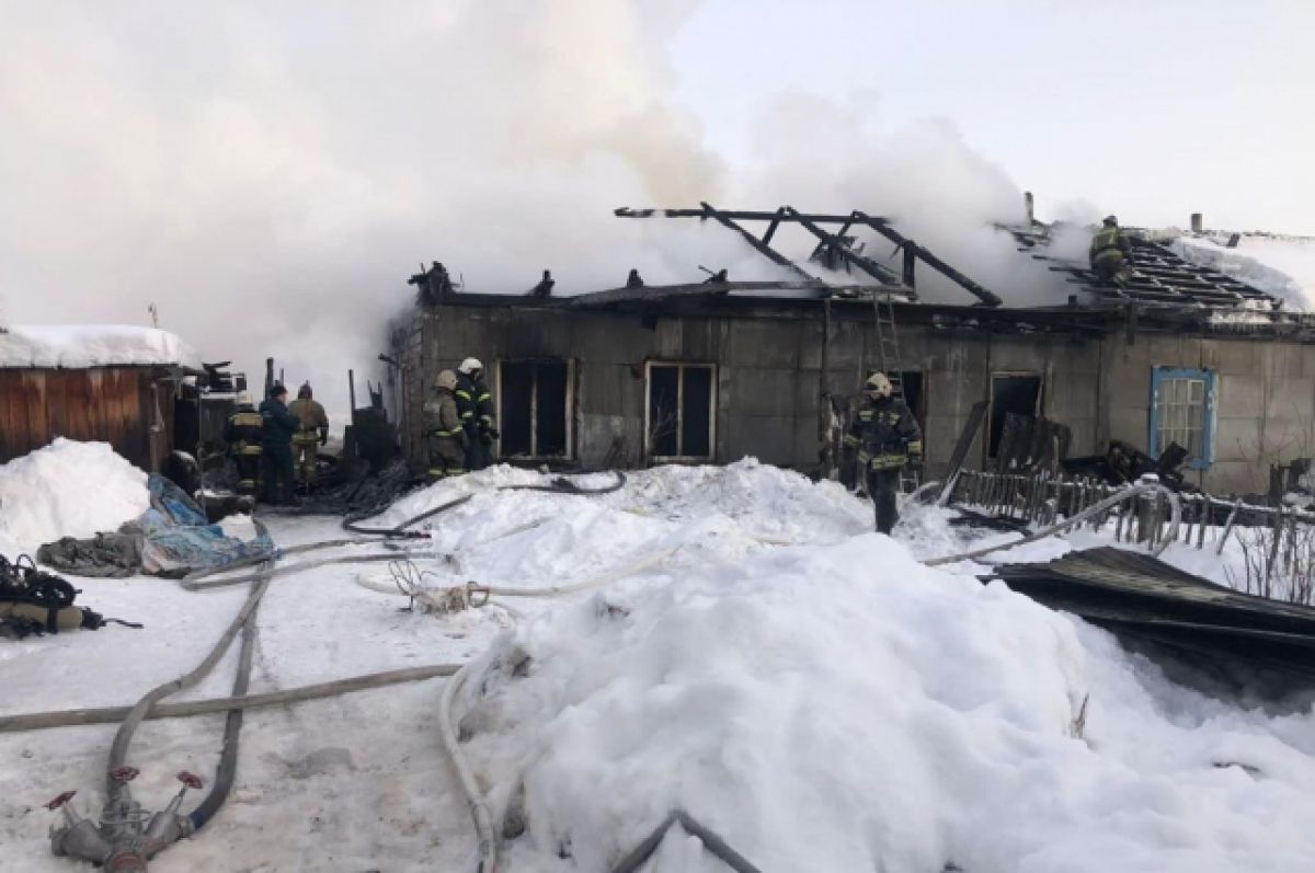 Пожар барак. Пожар в Мошковском районе Новосибирской области. В Новосибирске сгорели 2 детей. Пожар в Ояшинском. Дети сгорели в Новосибирске.