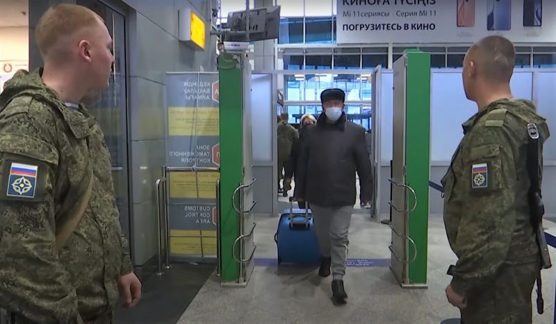 Военнослужащие из состава российского контингента миротворческих сил ОДКБ в терминале аэропорта Алма-Аты