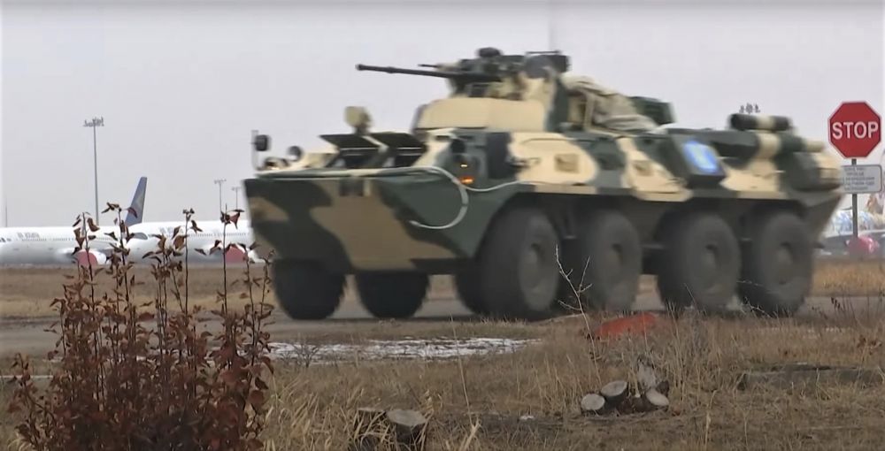 Бронетранспортер подразделения российского контингента миротворческих сил ОДКБ на аэродроме в Алма-Ате