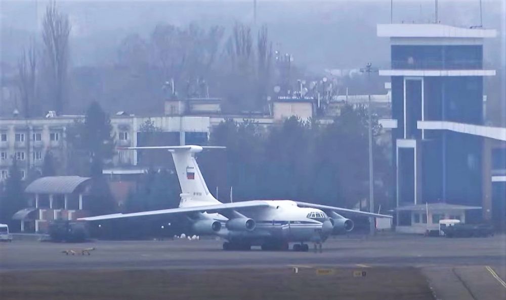 Самолёт Ил-76 Министерства обороны РФ на аэродроме в Алма-Ате
