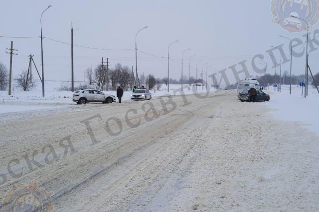 В Алексинском районе при столкновении KIA и Renault пострадала женщина