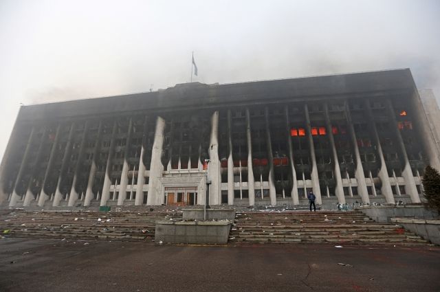 Вид на сгоревшее здание городской администрации в Алма-Ате.