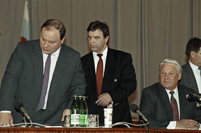 Президент России Борис Ельцин (справа), председатель Верховного Совета РФ Руслан Хасбулатов (в центре) и и. о. председателя Правительства РФ Егор Гайдар (слева). 1992 год.