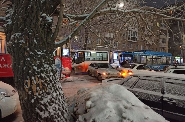 Снег в Саратове: Автомобили и трамваи стоят в пробках до 9 баллов