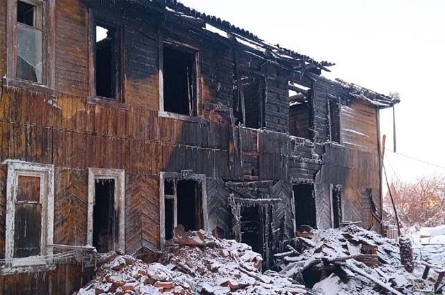 Вечером 1 января в Сыктывкаре, в микрорайоне Лесозавод, загорелся двухэтажный многоквартирный жилой дом № 3 по пер. Зои Космодемьянской. 