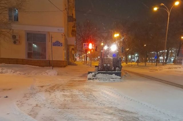В ночь на 12 января улицы Ульяновска чистили от снега 98 спецмашин