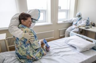 В «красной зоне» священник порой нужнее врача... Епископ Пантелеимон (Шатов) в 40 больнице в Коммунарке.