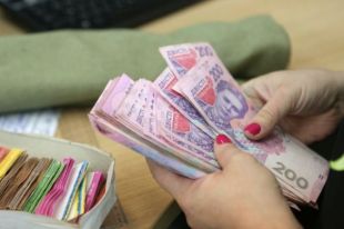 В Украине предложили увеличить зарплату чиновникам: документы