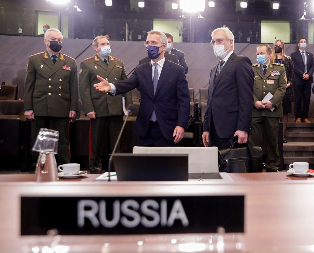 Заместитель министра иностранных дел РФ Александр Грушко (на первом плане справа) и генеральный секретарь НАТО Йенс Столтенберг (на первом плане слева) перед заседанием Совета Россия - НАТО в штаб-квартире альянса