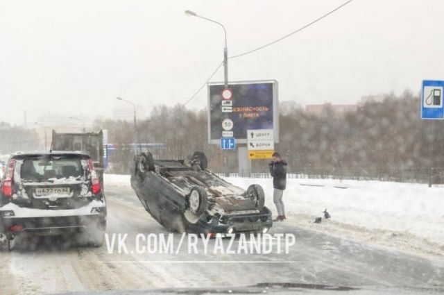 В Рязани на Северной окружной дороге перевернулись два автомобиля