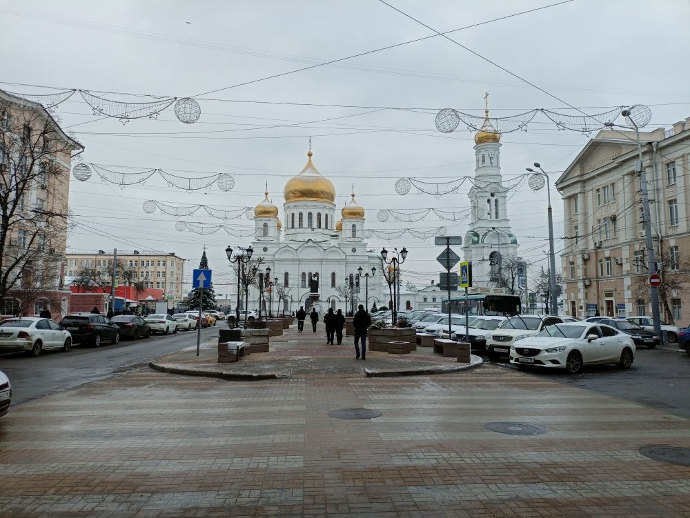 Кафедральный собор в донской столице прекрасен в любую погоду.