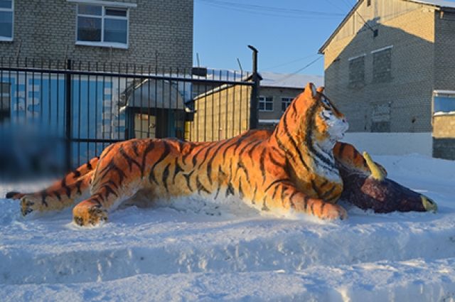Во Владимирской области заключенные вылепили из снега тигра и скорую помощь