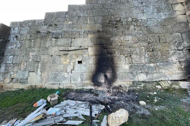 В Дербенте неизвестный поджёг мусор у стены крепости Нарын-кала