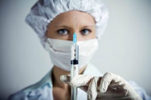 В Украине врачам начнут доплачивать «за уровень вакцинации»: подробности