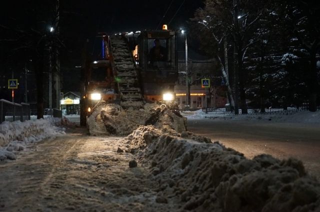 Ночью улицы Орла очищали от снега 87 единиц техники
