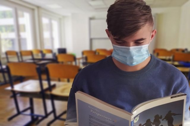 Саратовские чиновники заявили об учебе школьников при омикроне