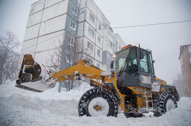 В Южно-Сахалинске устраняют последствия снежного циклона