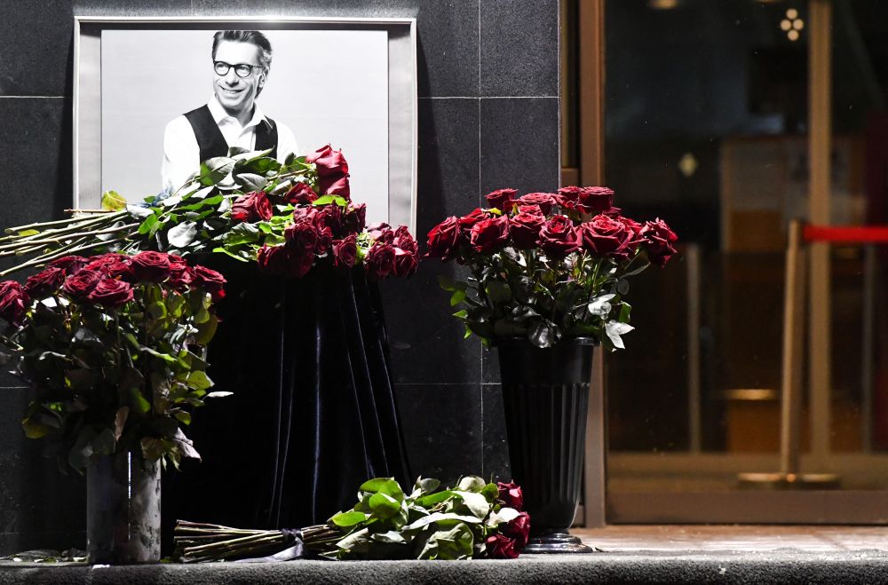 Цветы и портрет Михаила Зеленского у здания Всероссийской государственной телевизионной и радиовещательной компании (ВГТРК)