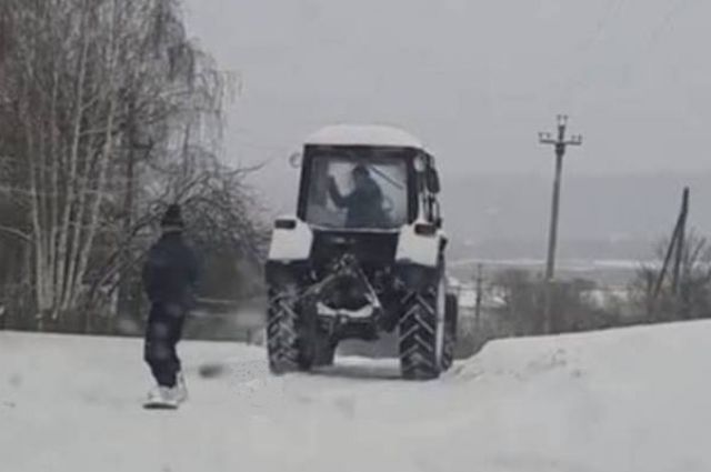 В Пензе оштрафовали тракториста, который на веревке катал сноубордиста