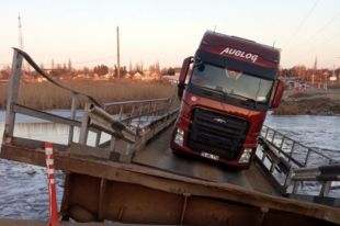 Под Николаевом фура «утопила» понтонный мост: детали