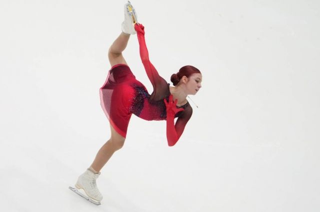 Александра Трусова (Россия) выступает с короткой программой в женском одиночном катании на чемпионате Европы по фигурному катанию в Таллине.