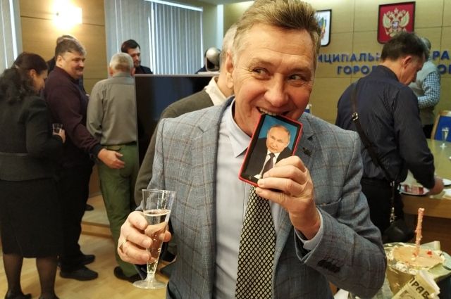 Донских журналистов в День печати накормили тортом с изображением Путина