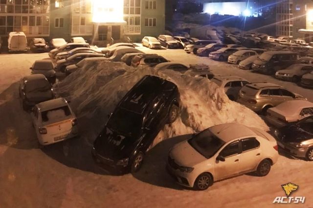 В Новосибирске водитель припарковал внедорожник вертикально на сугробе