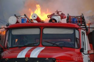 При тушении пожара в гараже спасатели вывели из огня троих взрослых орчан.