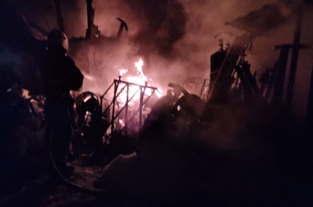 Ночью в Гусь-Хрустальном районе дотла сгорели гаражи и два автомобиля