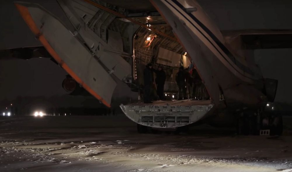 Самолёт Ил-76 с российскими миротворцами, прибывшими на военный аэродром Иваново-Северный