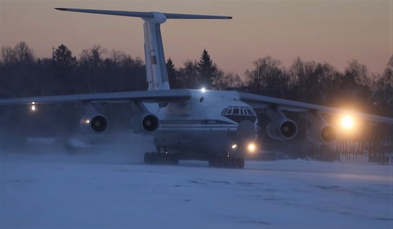 Военно-транспортный самолёт Ил-76 садится на аэродроме в Иваново