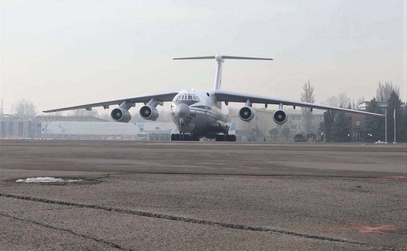 Самолёт Ил-76 военно-транспортной авиации Минобороны России для вывоза военной техники и личного состава российского контингента миротворческих сил ОДКБ из Казахстана в пункт постоянной дислокации, в аэропорту «Алматы»