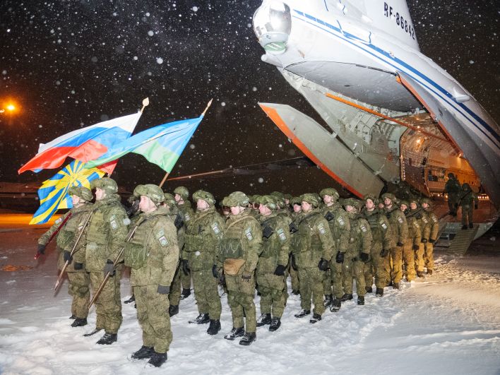 Российские миротворцы во время торжественной встречи после их прибытия на военный аэродром Иваново-Северный